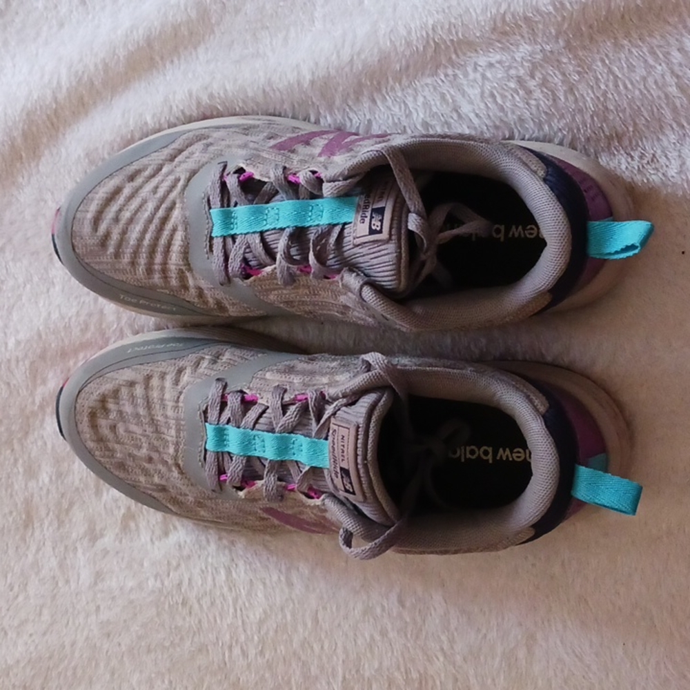 Tennis shoes